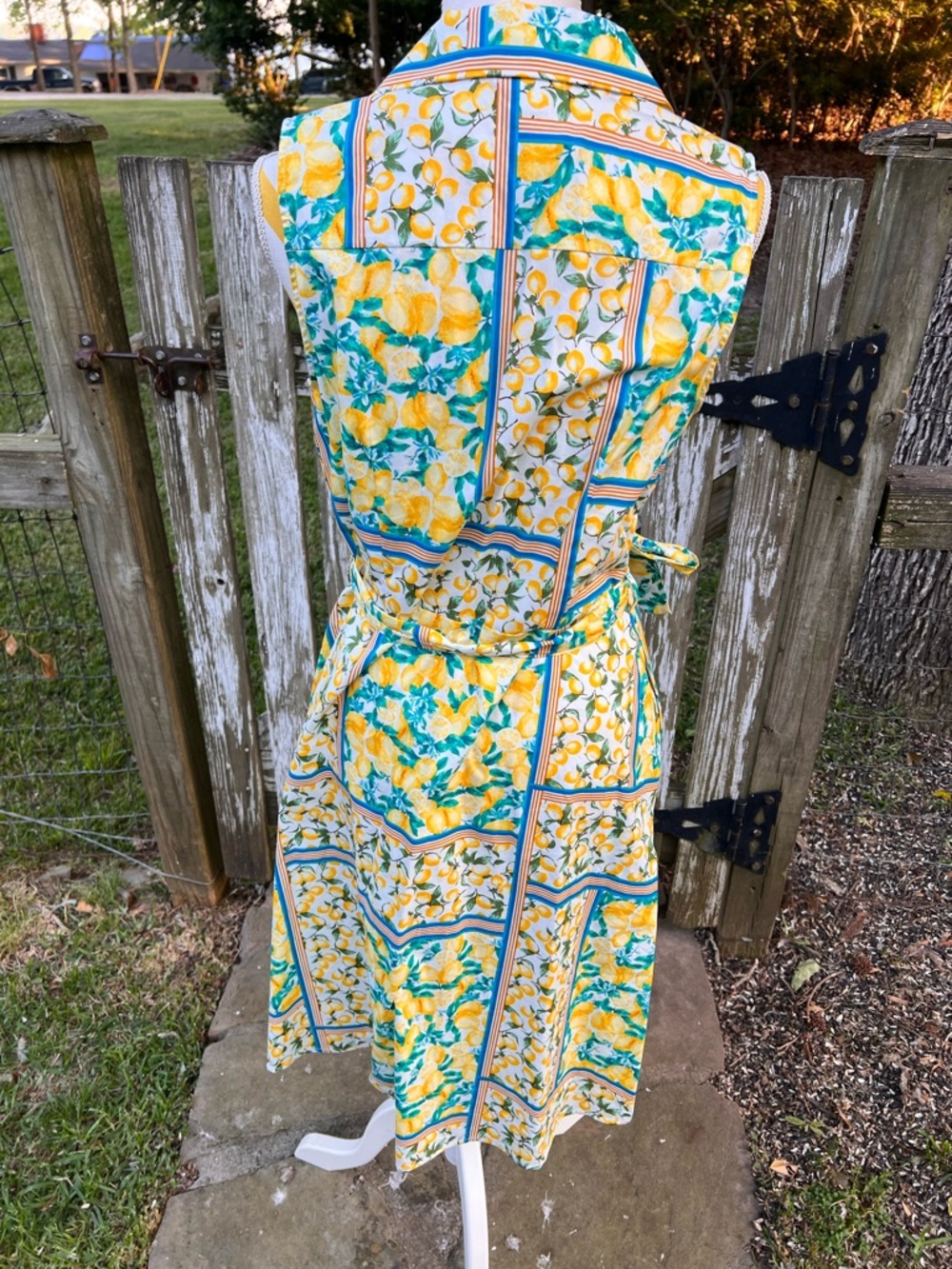Sleeveless Yellow Lemon-Print Midi Shirt Dress with Tie Waist - Picture 5 of 7